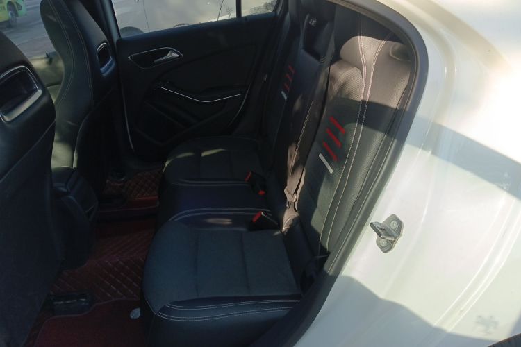 奔驰A级(进口) 2017款 改款 A 200 动感型中控内饰21