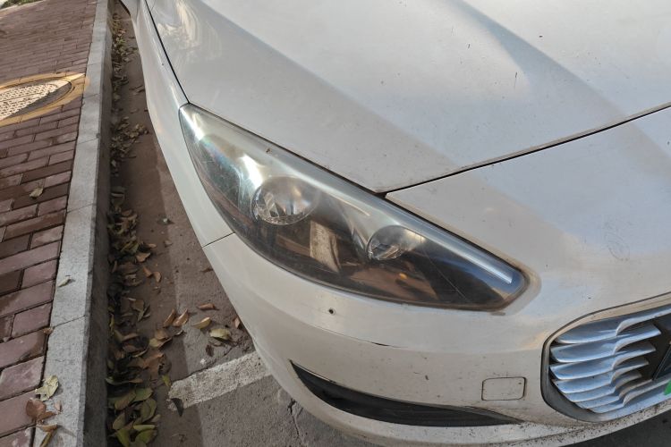 标致308 2014款 乐享版 经典 1.6L 手动风尚型车身外观8