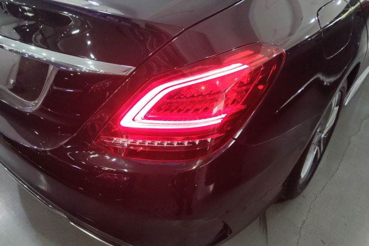 奔驰C级 2019款 改款 C 260 L 运动版车身外观9