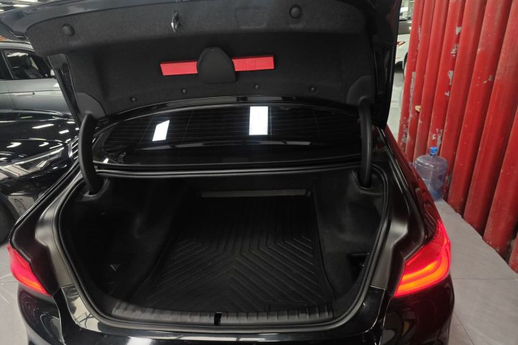 宝马5系 2018款 改款 530Li 领先型 M运动套装机舱底盘23