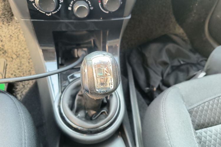 雪铁龙 世嘉 2013款 三厢 1.6L 手动品尚型中控内饰18