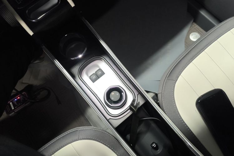 吉利银河 2025款 210km 熊猫卡丁中控内饰18