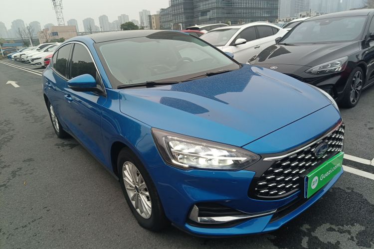 福特 福克斯 2021款 三厢 EcoBoost 180 自动锋潮型车身外观3