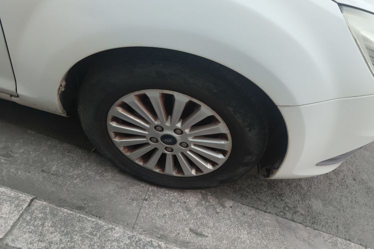 福特 福克斯 2013款 三厢经典 1.8L 自动时尚型车身外观10