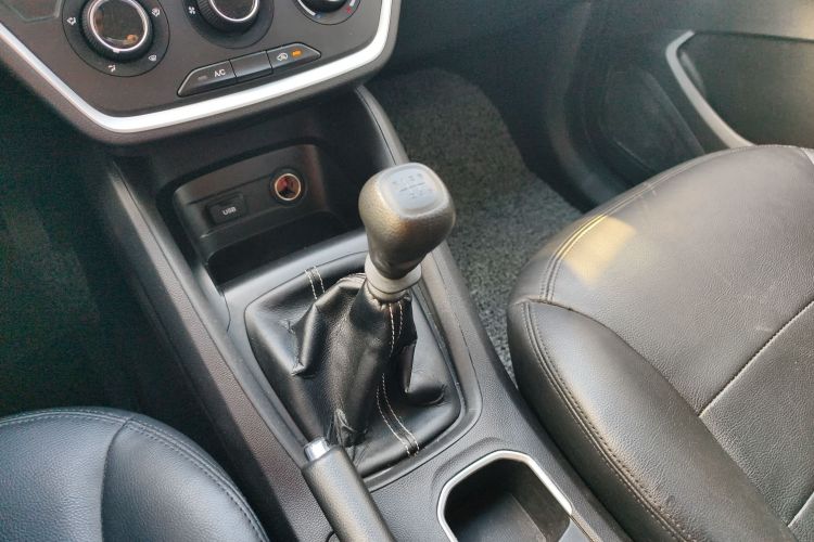 五菱汽车 五菱宏光S3 2019款 1.5L 手动标准型 国VI中控内饰18