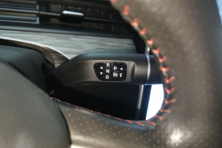 哪吒汽车 哪吒V 2022款 潮 400 Lite中控内饰18