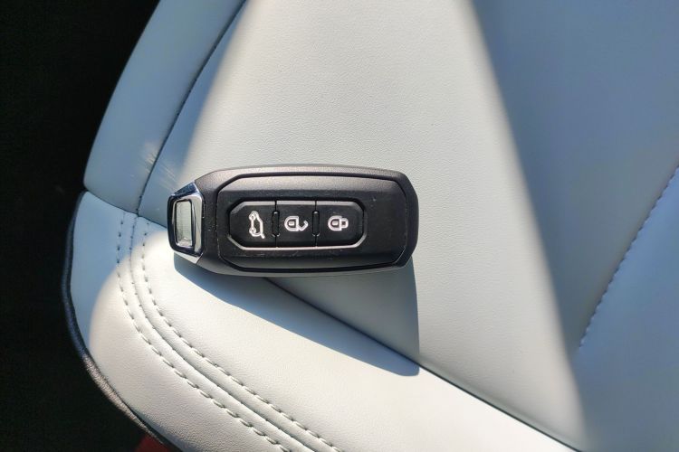 江铃福顺 2025款 2.0T 8AT柴油中轴中高顶商运型多功能乘用车7座中控内饰7001