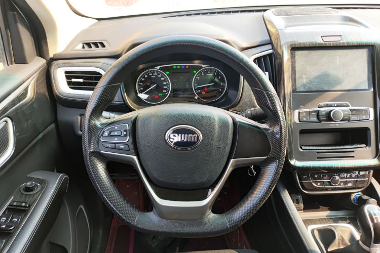 SWM斯威汽车 SWM斯威X7 2020款 2.0L 手动冠军版 7座中控内饰13
