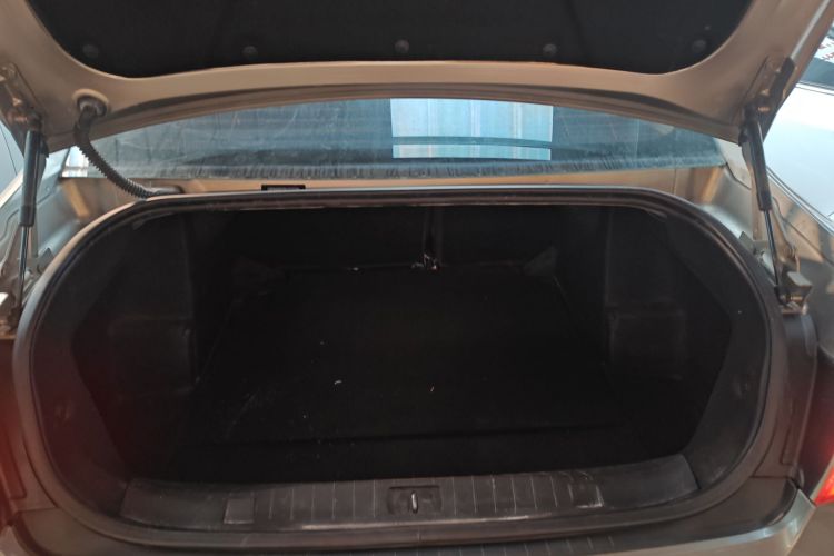 标致408 2013款 2.0L 手动舒适版机舱底盘23