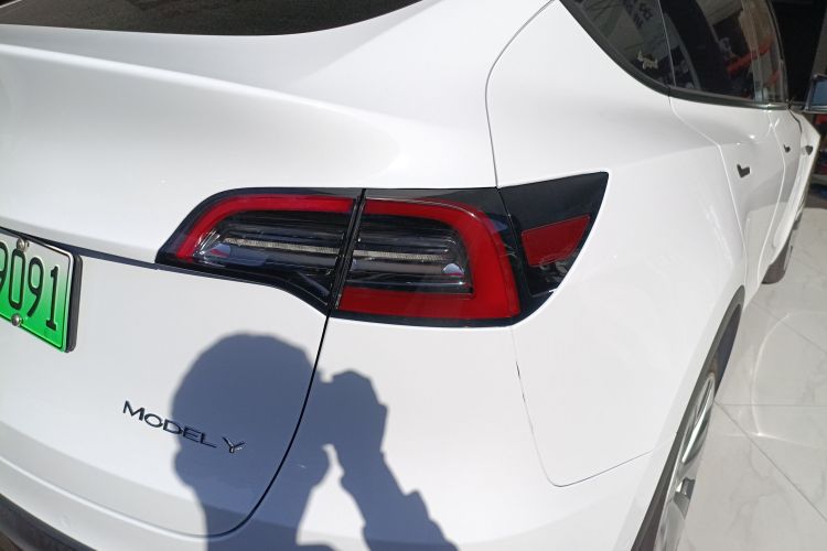 特斯拉 Model Y 2021款 标准续航后驱版车身外观9