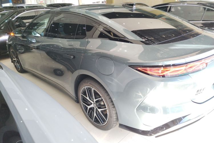 比亚迪 汉L 2025款 DM-p 四驱激光雷达旗舰型车身外观4