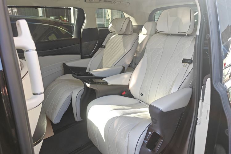 腾势D9 2024款 DM-i 980 四驱尊贵型中控内饰21