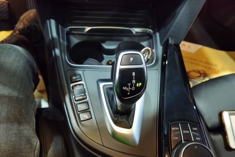 宝马3系 2018款 320Li 领先型M运动套装中控内饰18