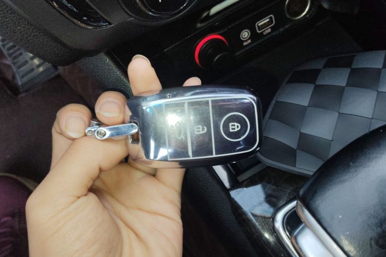 起亚K5 2016款 2.0L 自动LUX中控内饰7001