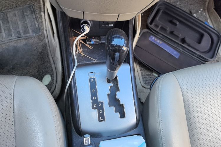 现代 悦动 2011款 1.6L 自动豪华型中控内饰18