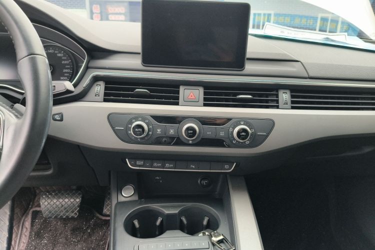 奥迪A4L 2018款 30周年年型 40 TFSI 进取型中控内饰16