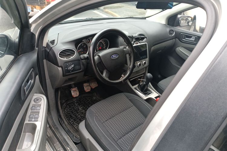 福特 福克斯 2013款 两厢经典 1.8L 手动基本型中控内饰20