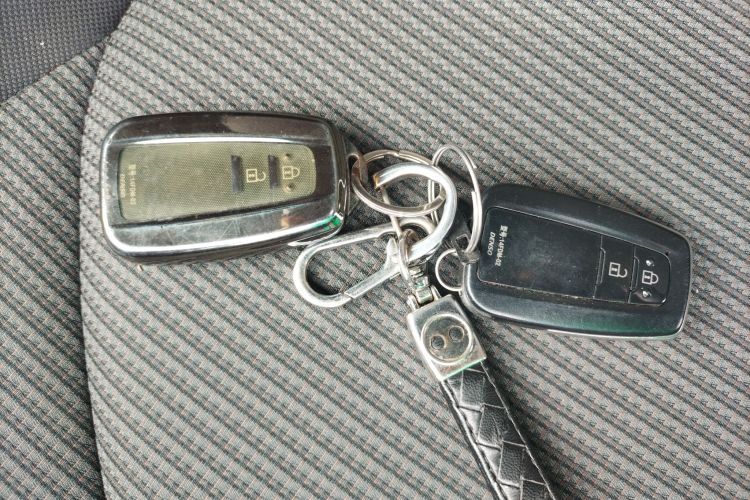 丰田 汉兰达 2023款 2.5L智能电混双擎两驱精英版 5座中控内饰11