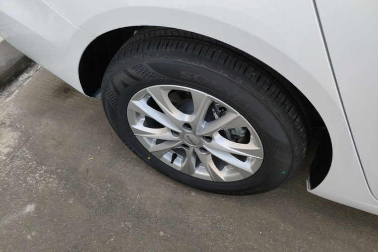 荣威i5 2023款 1.5L CVT豪华版车身外观6008