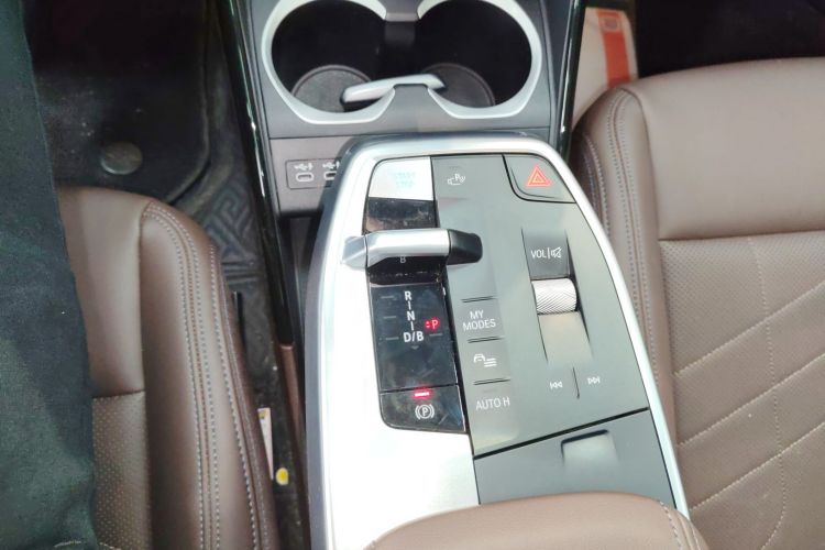 宝马iX1 2023款 xDrive30L X设计套装中控内饰18