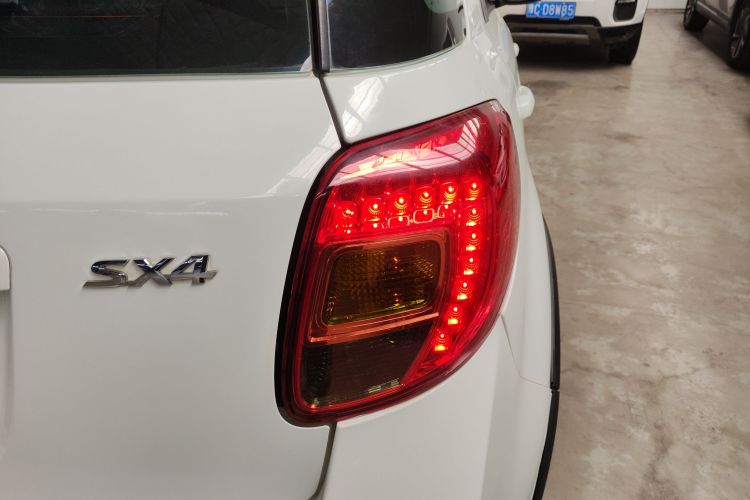 铃木 天语 SX4 2013款 1.6L 手动酷锐型车身外观9