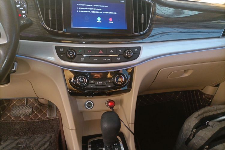 宝骏730 2016款 1.8L iAMT豪华型 7座中控内饰16