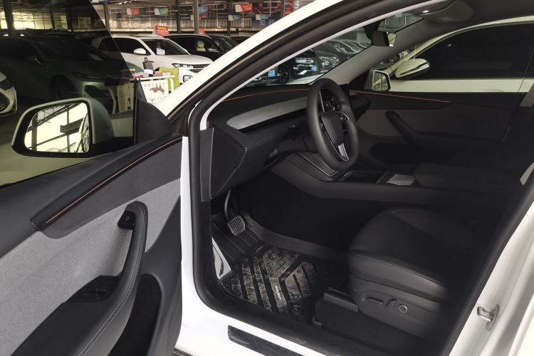 特斯拉 Model Y 2025款 后轮驱动版中控内饰20