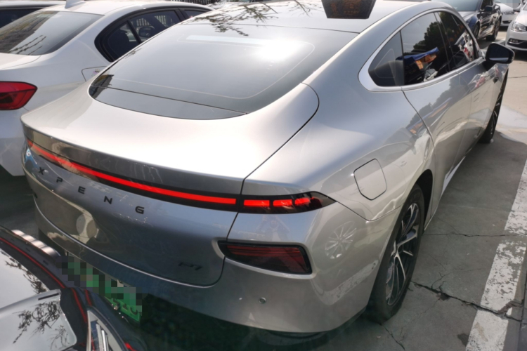 小鹏P7 2022款 625E车身外观7