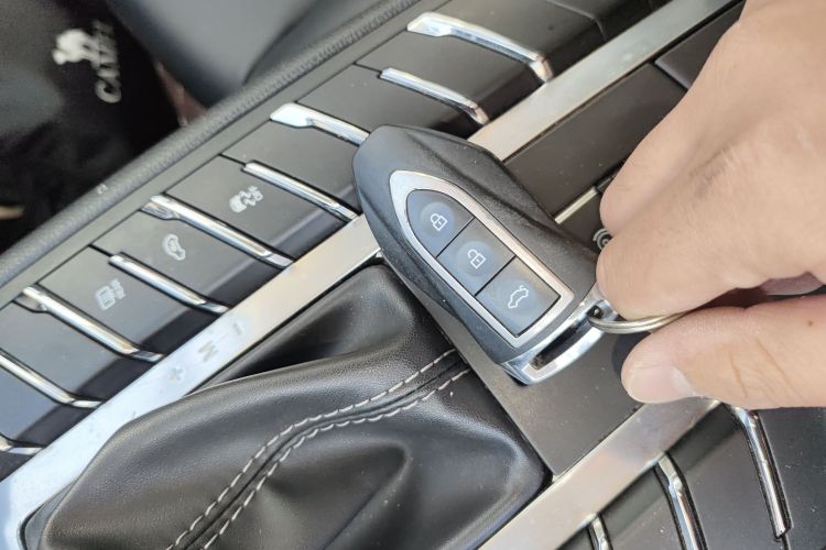 众泰SR9 2017款 2.0T 自动极致之光版中控内饰11