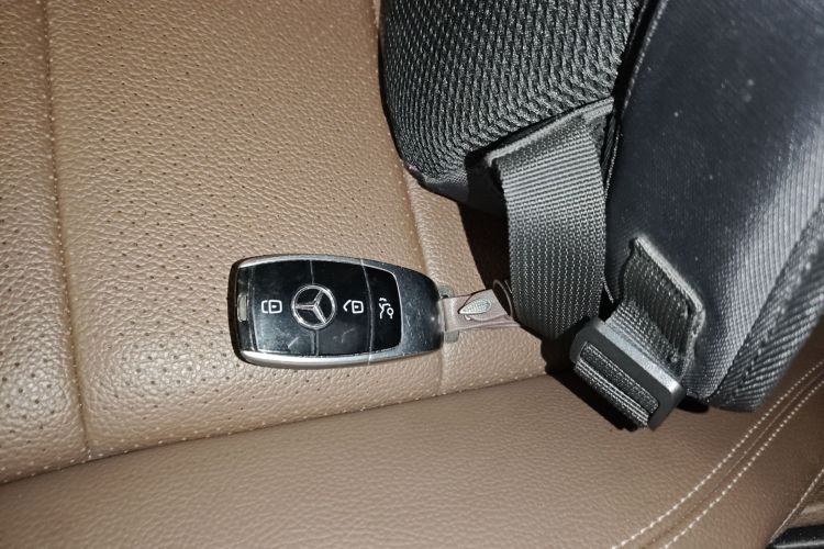 奔驰E级 2019款 E 300 L 运动豪华型中控内饰11