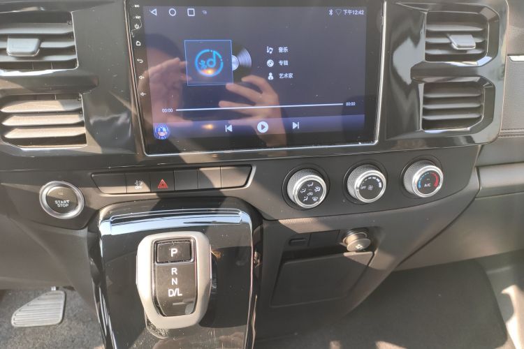 江铃福顺 2025款 2.0T 8AT柴油短轴中顶商运型多功能乘用车5/6座中控内饰16