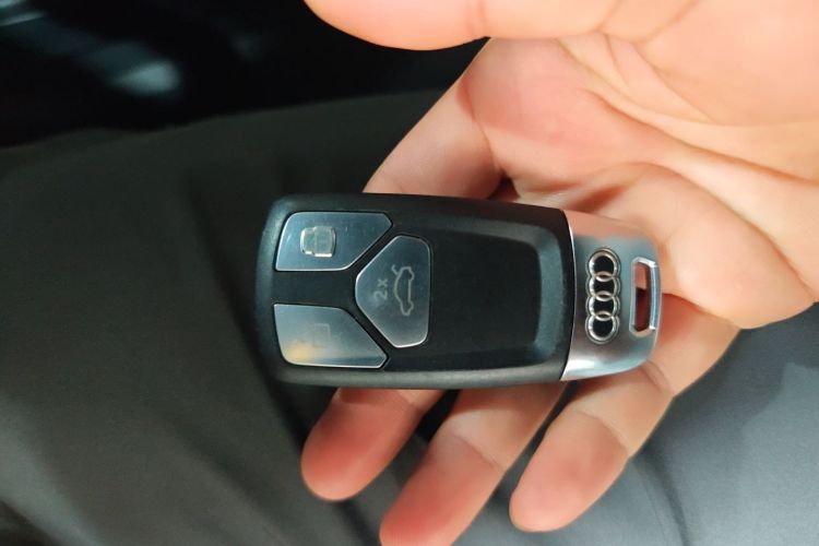 奥迪A4L 2022款 40 TFSI quattro RS套件燃速型中控内饰7001