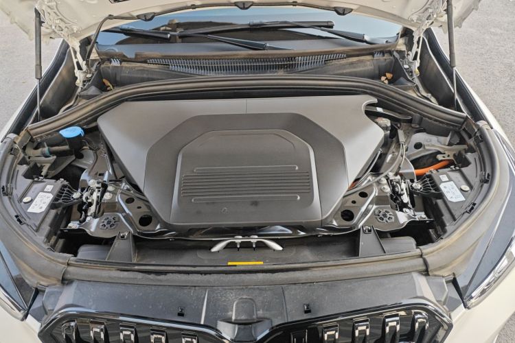 宝马iX1 2025款 eDrive25L M运动套装机舱底盘24