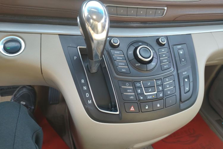 别克GL8 2014款 3.0L XT豪华商务旗舰版中控内饰18