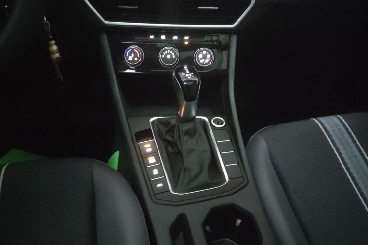 大众 速腾 2023款 300TSI DSG飞越版中控内饰18