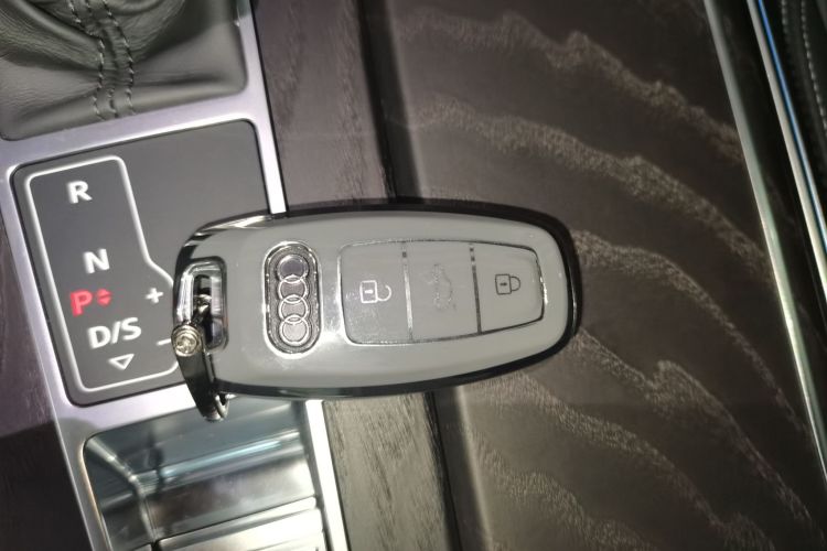 奥迪A6L 2024款 45 TFSI quattro 尊享致雅型中控内饰7001