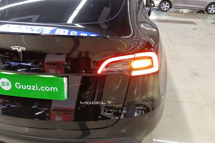 特斯拉 Model Y 2021款 标准续航后驱版车身外观9