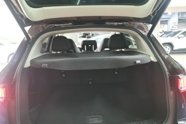 领克01 2017款 2.0T 两驱型Pro版机舱底盘23