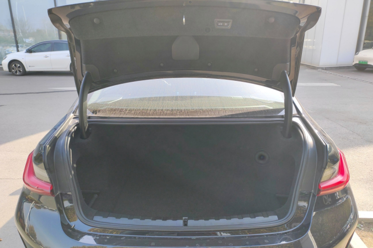 宝马3系 2025款 330Li M运动曜夜套装机舱底盘23