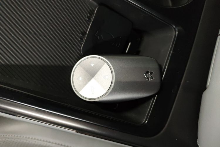 蔚来ES8 2020款 580KM 签名版 六座版中控内饰7001