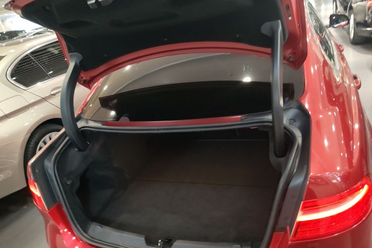 捷豹XEL 2019款 2.0T 200PS 尊享版机舱底盘23