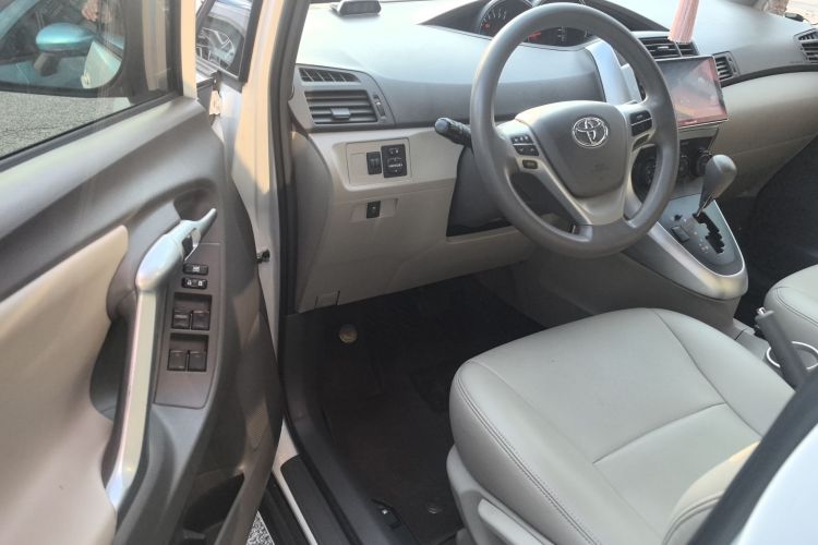 丰田 逸致 2015款 180E CVT跨界版中控内饰7003