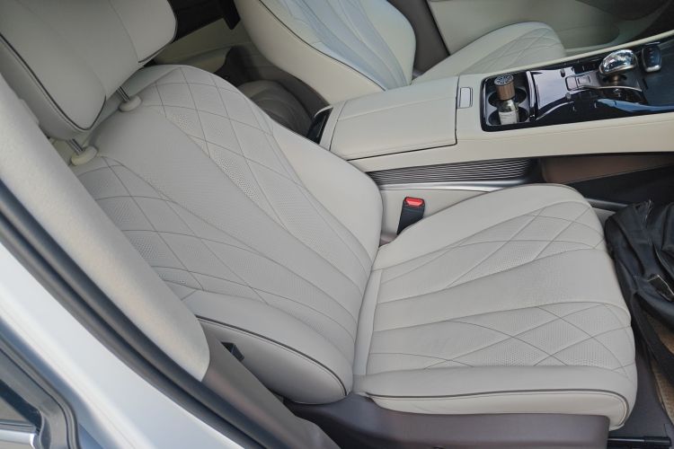 腾势D9 2022款 DM-i 970 四驱旗舰型局部细节41