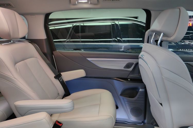 别克GL8 2025款 陆尊 智享版中控内饰7008