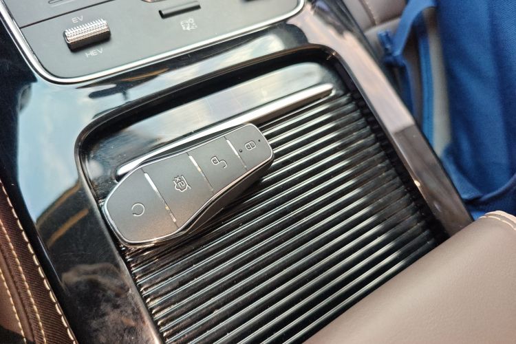 比亚迪 宋MAX新能源 2022款 DM-i 105KM 尊荣型中控内饰7001