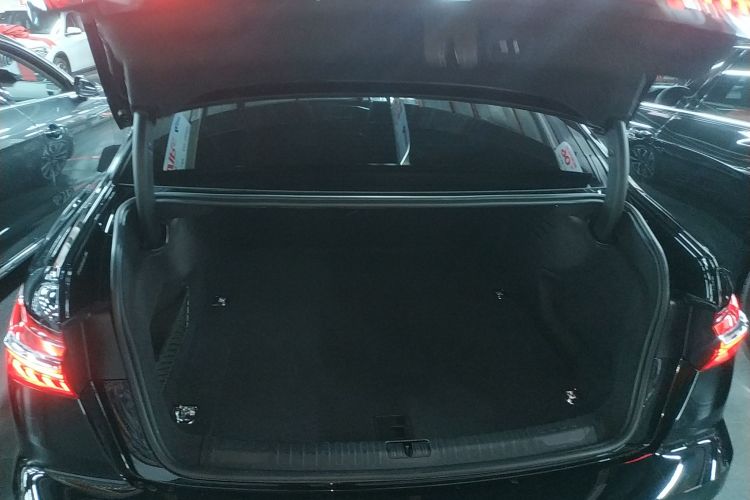 奥迪A6L 2025款 改款 45 TFSI 臻选动感型机舱底盘23