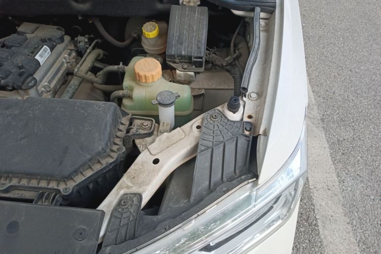 五菱汽车 五菱宏光 2019款 1.5L S基本型国VI LAR机舱底盘26