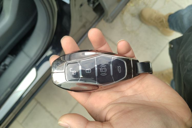 红旗HS5 2025款 2.0T 两驱玄影版中控内饰11