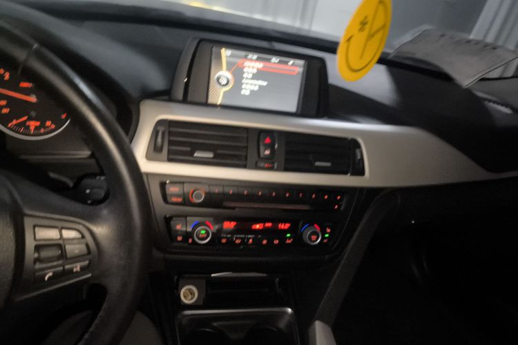 宝马3系 2013款 320i 时尚型中控内饰16