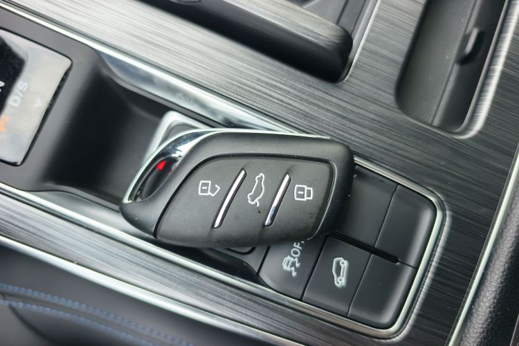 荣威RX5 2025款 PLUS 330TGI 自动领潮智惠版中控内饰7001